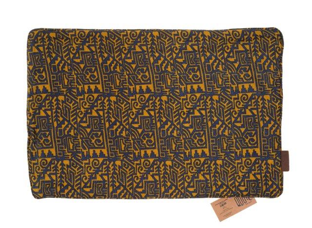 Einzigartiger Seidenkissenbezug (60 x 40 cm) mit marineblauem Hintergrund und farbenfrohem, goldenem geometrischem Muster im Stil eines indischen, orientalischen Saris mit einem Hauch von Bohème.