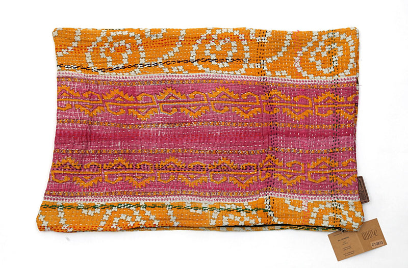 Pudebetræk i varme orange nuancer med traditionelle sari kantha mønstre i pink og hvide detaljer. Vælg denne pude for sit unikke håndværk og farverige design. Størrelse: 60 x 40 cm.