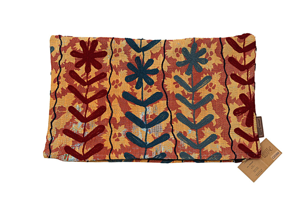 Einzigartiger Suzani-Kissenbezug 30x50 cm in warmem Rotocker und Blau mit großen achtblättrigen Mustern und schwarzen Umrissen im ethnischen Boho-Vintage-Stil.