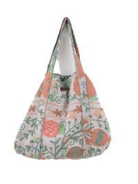 Tekstureret skuldertaske med blomsterprint i pastelgrøn, fersken og hvid med botanisk og frugtmønster