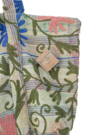 Nærbillede af vintage Kantha strandtaske i pastelstribet bomuld med grønt bladbroderi og lyserøde og blå blomsterdetaljer