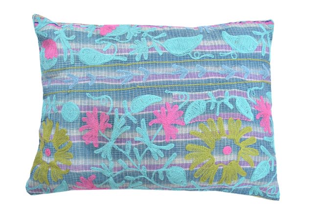 Farbenfroher Suzani-Kissenbezug mit türkisfarbenem Grundton, rosa und limettengrünen Blüten und feinen Linienmustern im Boho-Oriental-Stil.