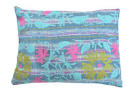 Farbenfroher Suzani-Kissenbezug mit türkisfarbenem Grundton, rosa und limettengrünen Blüten und feinen Linienmustern im Boho-Oriental-Stil.