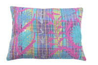 Einzigartiger Suzani-Kissenbezug (50 x 70 cm) in Hellblau und Fuchsia mit farbenfrohem, indisch-orientalischem Muster und Gitterlinien im Boho-Vintage-Stil