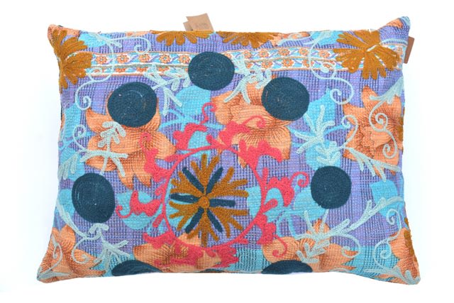 Einzigartiger Suzani-Kissenbezug 50x70 cm in Hellblau mit farbenfrohem Boho-Vintage-Muster, dunkelblauen Kreisen und Blumen in Orange und Koralle.