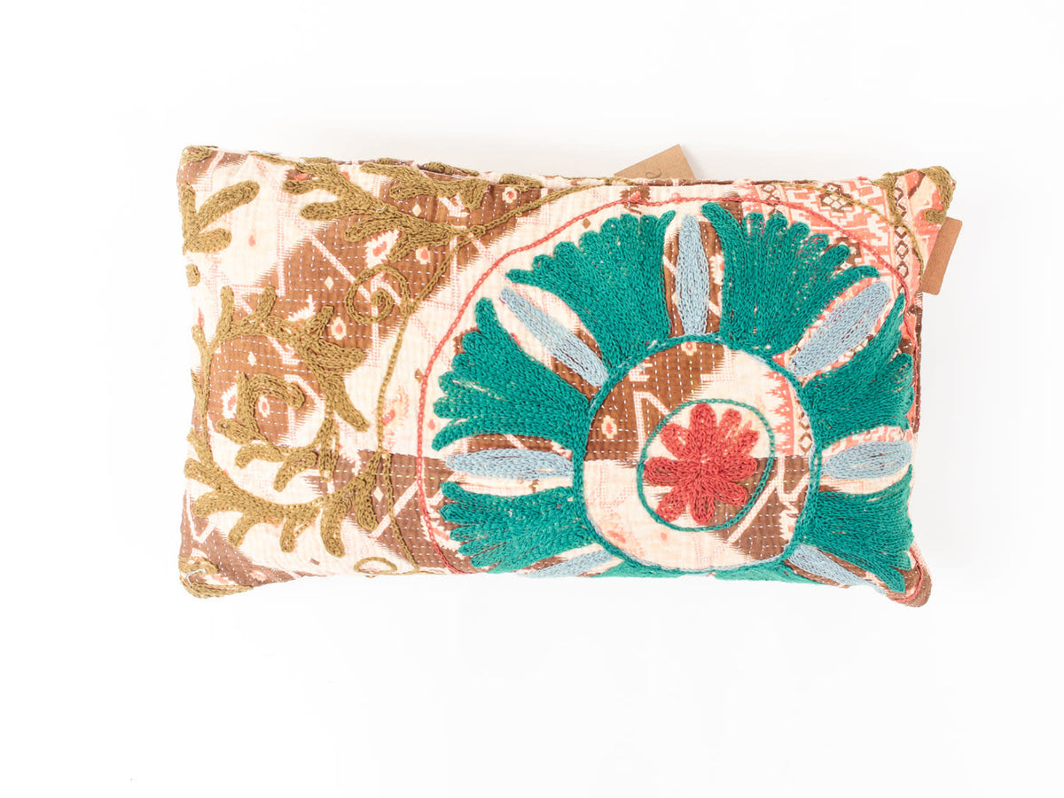 Einzigartiger Suzani-Kissenbezug (30 x 50 cm) in warmem Braun und Creme mit farbenfroher, orientalischer Boho-Stickerei aus türkisfarbenen Blättern und roten Blüten