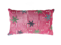 Einzigartiger Suzani-Kissenbezug 30x50 cm in Rosa mit strukturierter Webart und gestickten Sternblumen in Grün und Dunkelgrau sowie cremefarbenem Rand im Vintage-Boho-Stil.