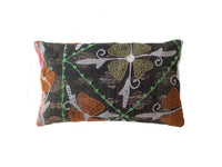 Suzani Kissenbezug 30x50 cm in Schwarz mit farbenfroher Stickerei aus grünen Schlingen, orangefarbenen und grauen Figuren im ethnisch-orientalischen Boho-Vintage-Stil