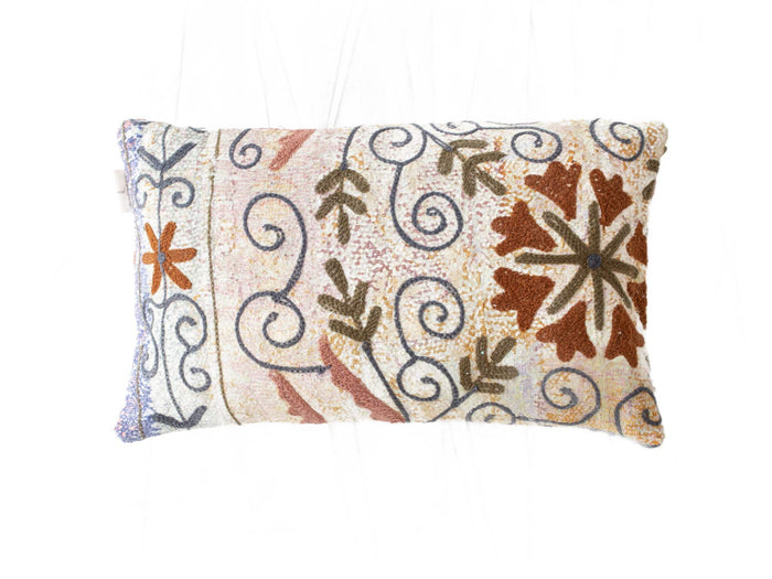Einzigartiger Suzani-Kissenbezug (30 x 50 cm) in Cremeweiß mit farbenfroher Stickerei in marineblauen Wirbeln und braunen Blütenformen für ein Boho-Sari-Kissen im orientalischen Stil.
