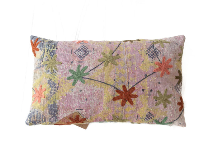Einzigartiger Suzani-Kissenbezug (30 x 50 cm) in zartem Lila und gedeckten Pastelltönen mit gestickten Sternblumen in Orange, Grün, Gelb und Rostrot – Boho-Vintage-Ethno-Stil.