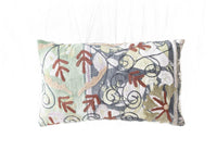 Suzani Kissenbezug 30x50 cm im Boho-Vintage-Stil mit farbenfrohen, gestickten Blumen und geschwungenen Mustern in Mintblau und Terrakotta auf weißem Grund