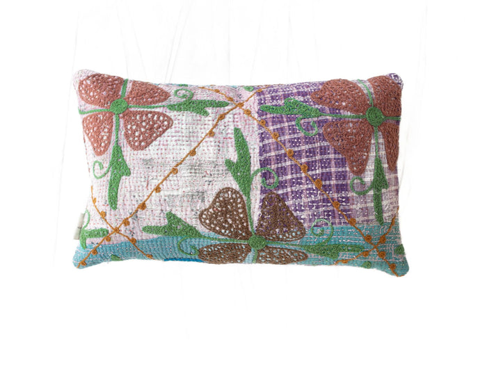 Einzigartiger Suzani-Kissenbezug (30 x 50 cm) in Weiß mit farbenfrohem Stickmuster in Lila, Braun, Grün und Türkis im ethnisch-orientalischen Boho-Stil.