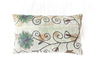 Suzani Kissenbezug 30x50 cm in Creme mit farbenfroher, bohemischer Vintage-Stickerei und geschwungenen Spiralmustern in Grün, Blau und Orange.