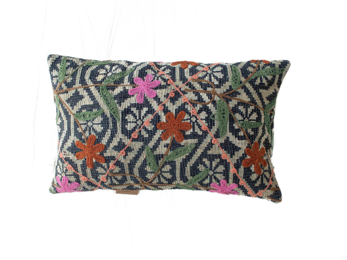 Einzigartiger Suzani-Kissenbezug (30 x 50 cm) in Dunkelblau mit beigem Muster und gestickten Blumen in Grün, Rosa und Kupfer. Indisches, orientalisches Ethno-Kissen.