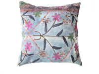 Suzani Kissenbezug 50x50 cm in Hellblau mit bunten rosa und grünen Blumen, schwarzen Blättern und orangefarbenem Schlingenmuster im Boho-Vintage-Stil