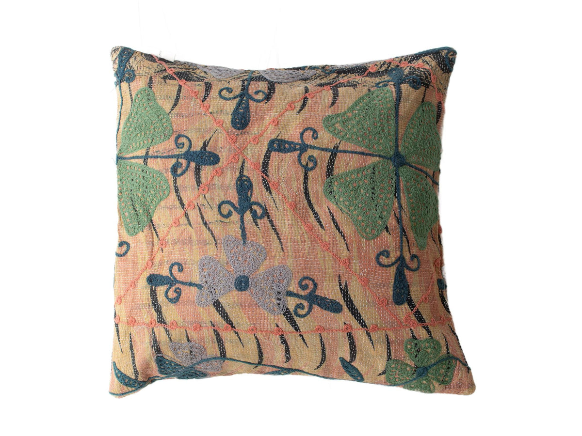 50x50 Suzani-Kissenbezug für Sari-Kissen mit beigem Grundton und gestickten orientalischen Motiven in Dunkelblau, Grün und Koralle im Vintage-Boho-Stil.