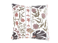 50x50 Suzani Kissenbezug mit weißem Grund und gestickten Blumen sowie Tragegurt in Altrosa, Olivgrün und Dunkelgrau für einen Boho-Vintage-Look.